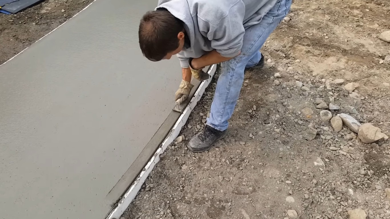 Skilled concrete contractor finishing concrete edges in Jackson, MS